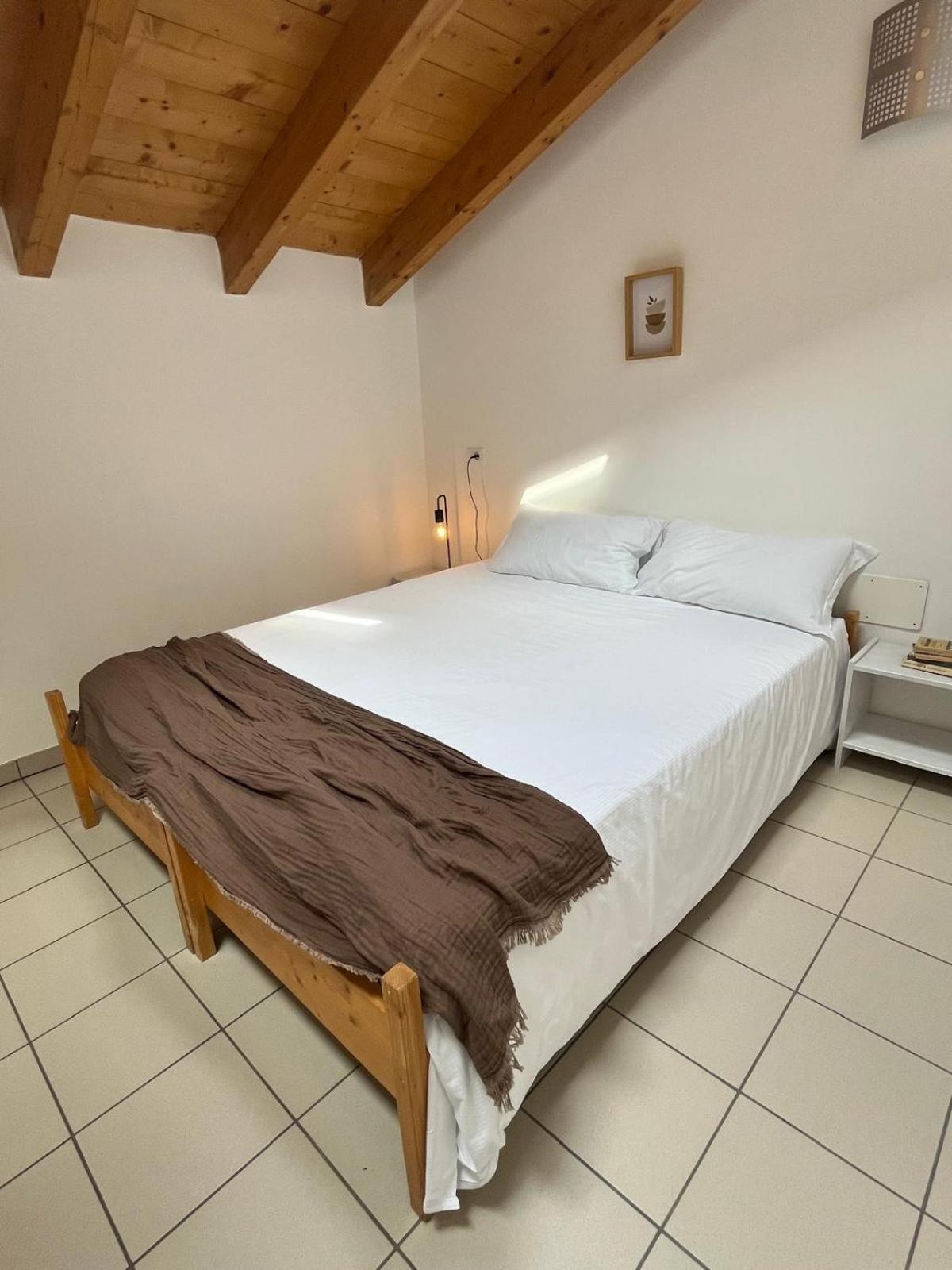 Ostello Casa Rossa Laveno-Mombello Buitenkant foto