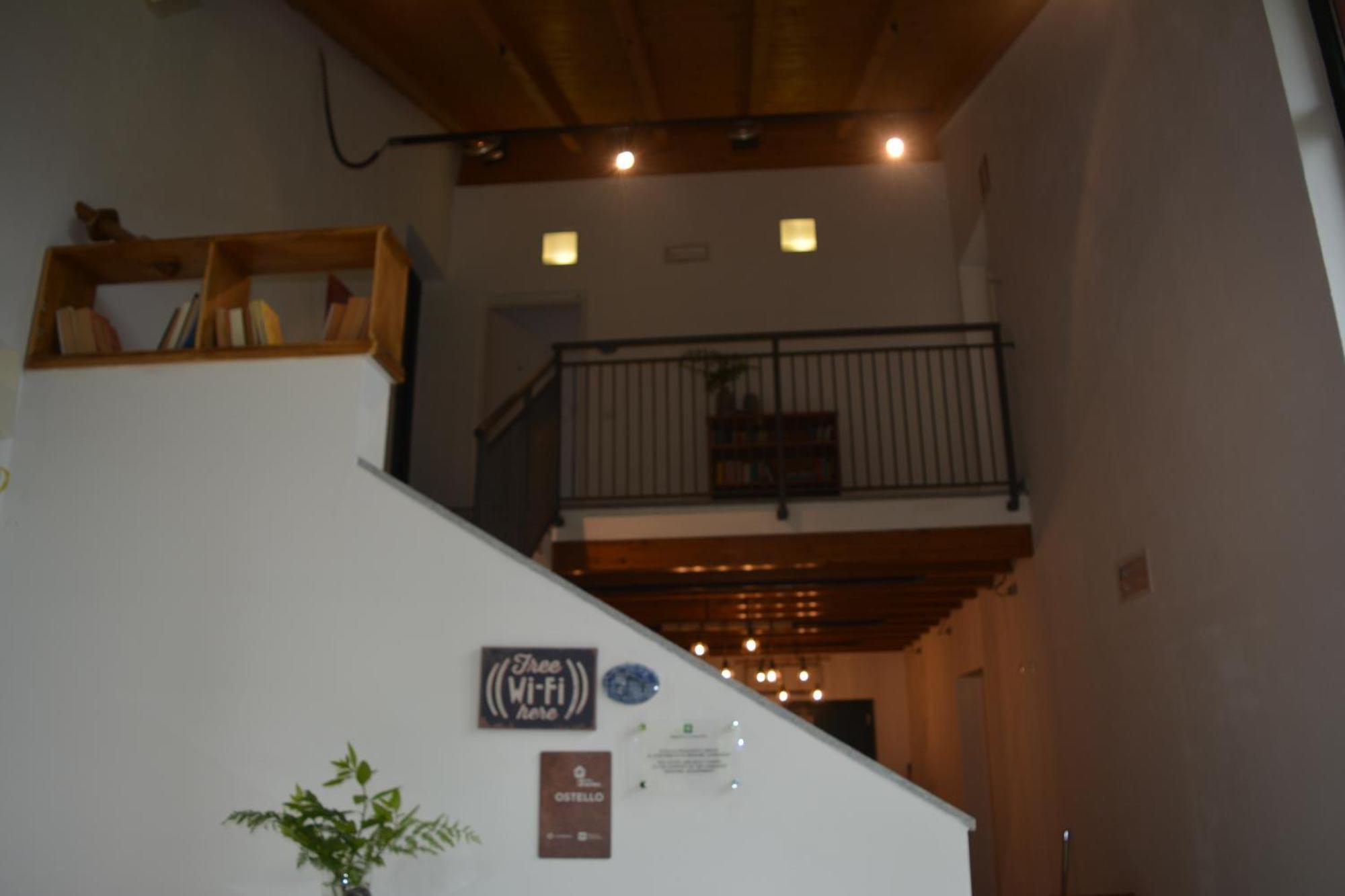 Ostello Casa Rossa Laveno-Mombello Buitenkant foto