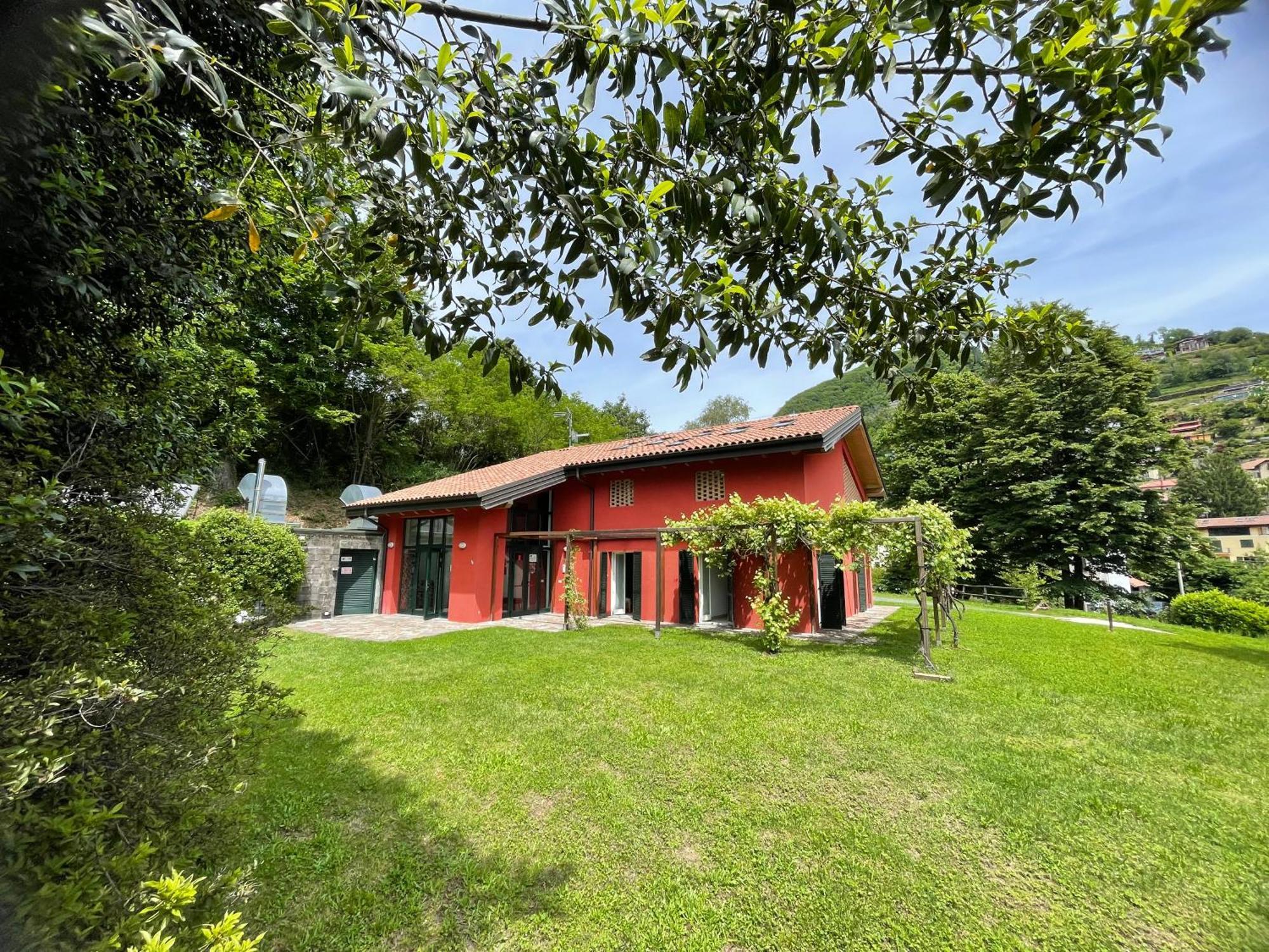 Ostello Casa Rossa Laveno-Mombello Buitenkant foto