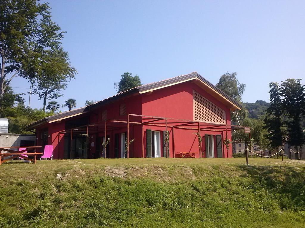 Ostello Casa Rossa Laveno-Mombello Buitenkant foto