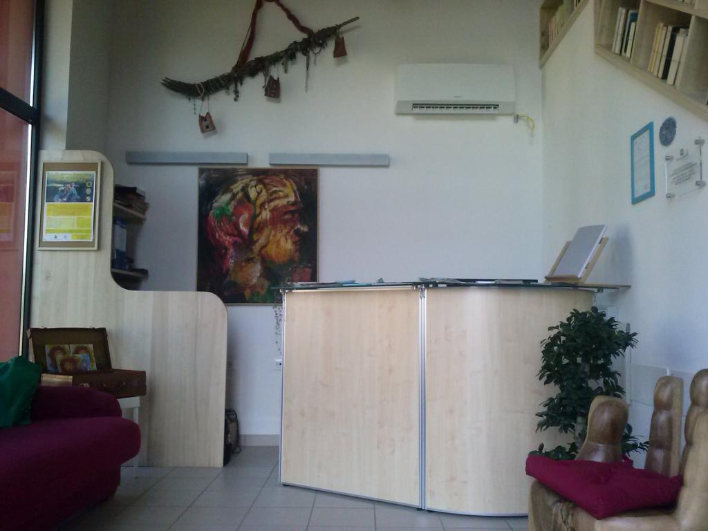 Ostello Casa Rossa Laveno-Mombello Buitenkant foto
