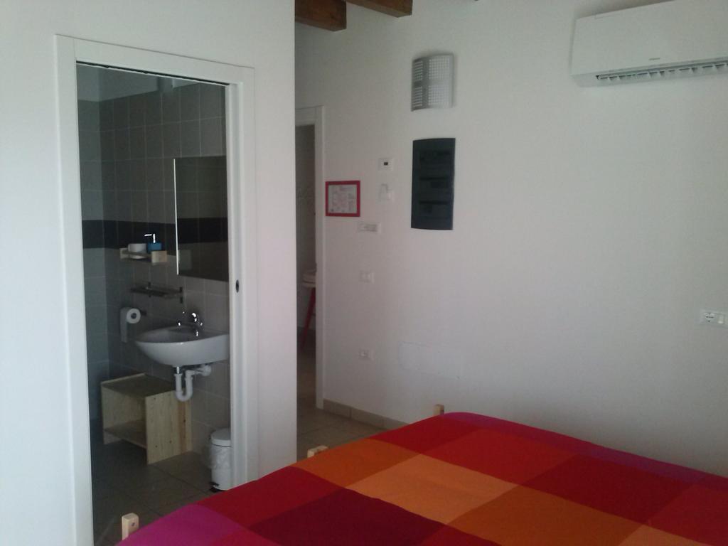 Ostello Casa Rossa Laveno-Mombello Kamer foto