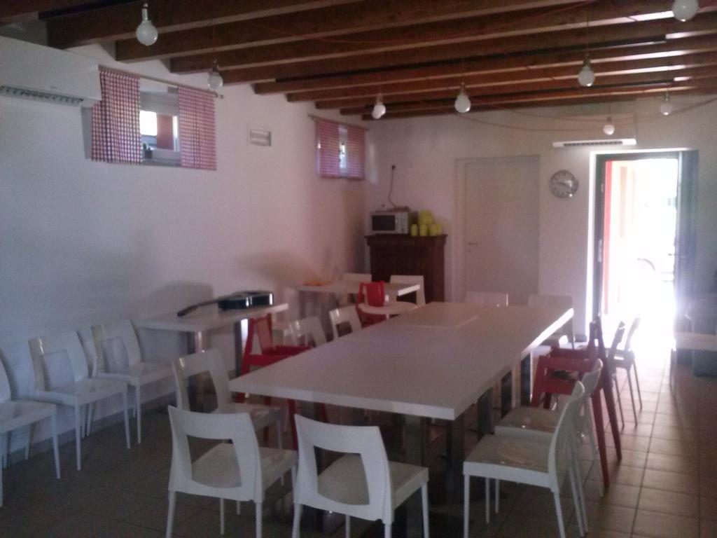Ostello Casa Rossa Laveno-Mombello Buitenkant foto