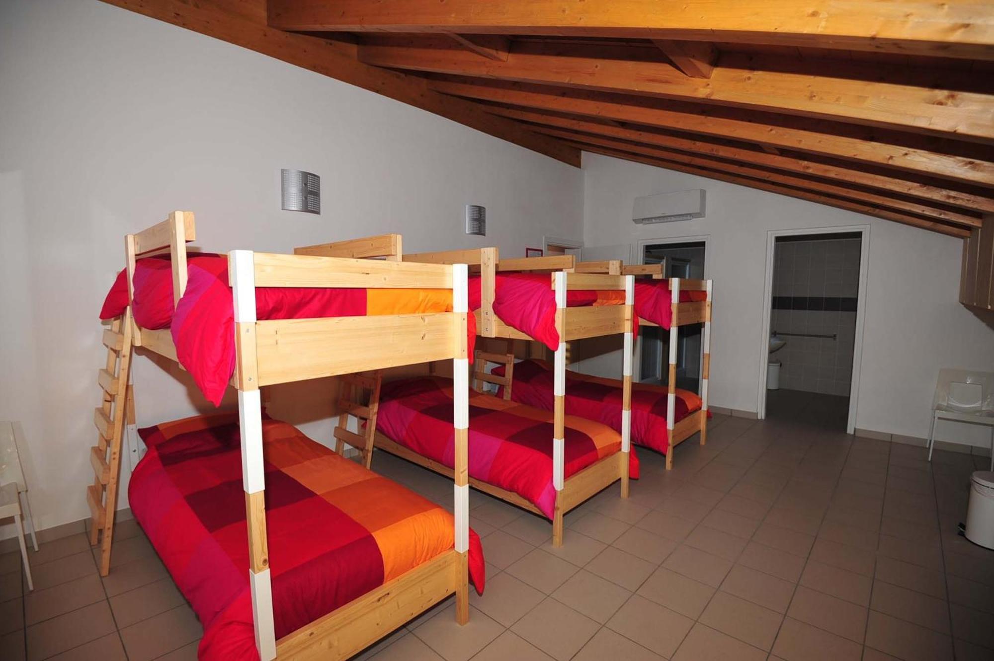 Ostello Casa Rossa Laveno-Mombello Buitenkant foto