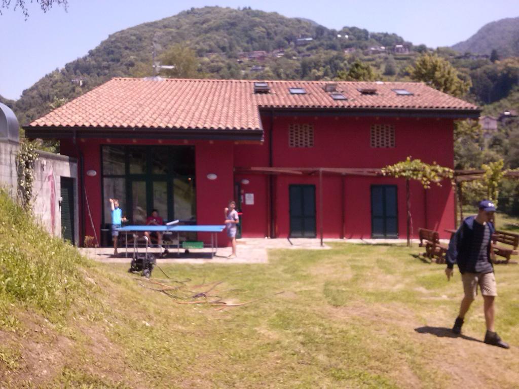 Ostello Casa Rossa Laveno-Mombello Buitenkant foto