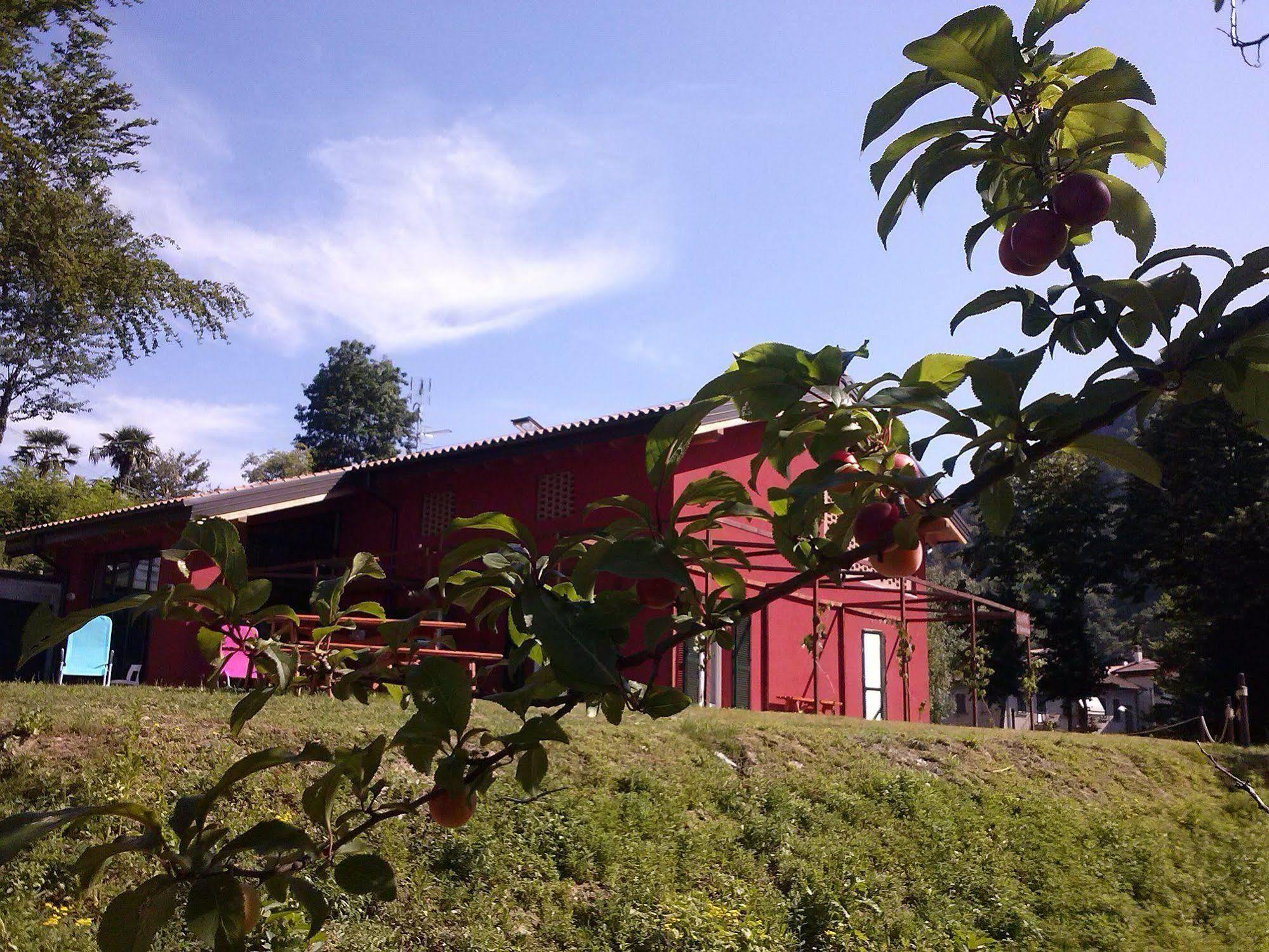 Ostello Casa Rossa Laveno-Mombello Buitenkant foto