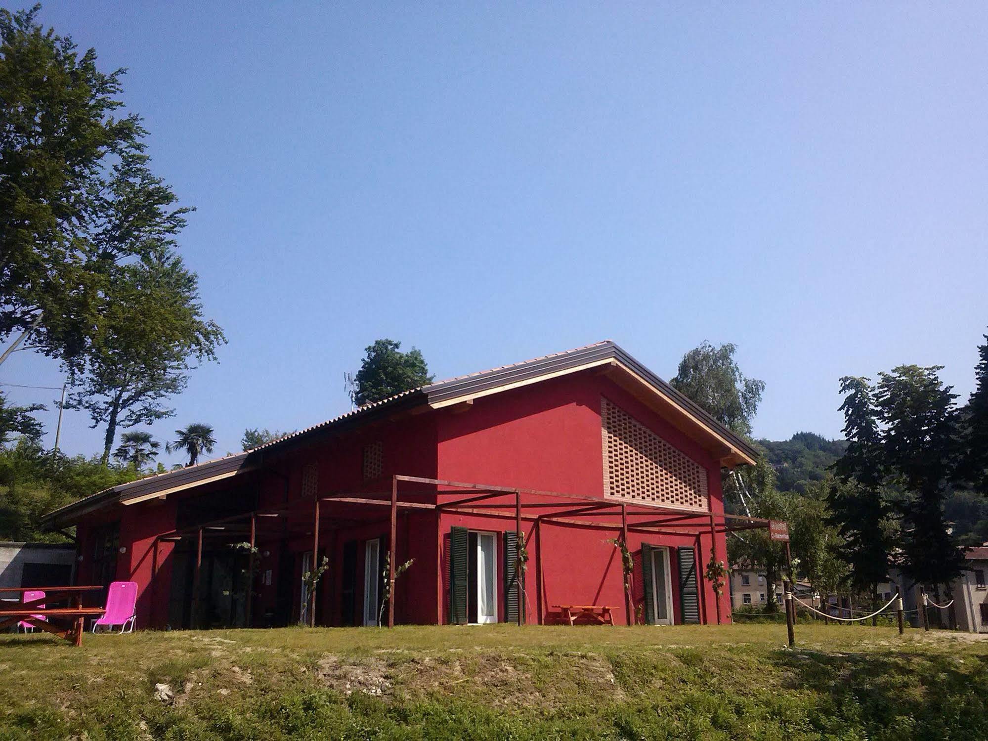 Ostello Casa Rossa Laveno-Mombello Buitenkant foto