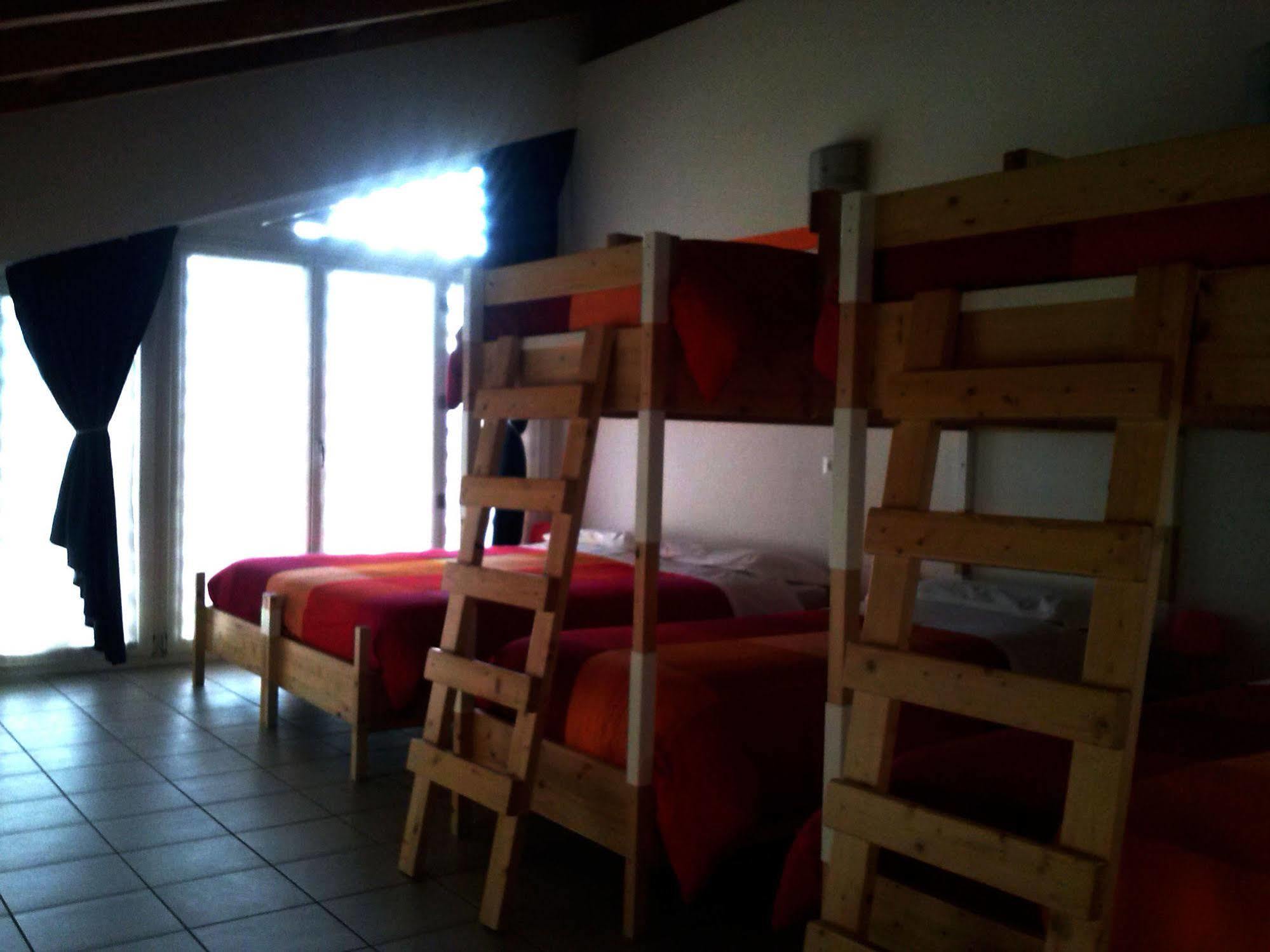Ostello Casa Rossa Laveno-Mombello Buitenkant foto
